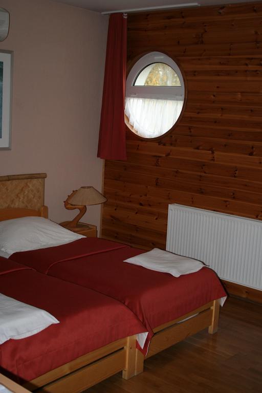 Nautilus Etterem Es Panzio Otel Dabas Oda fotoğraf